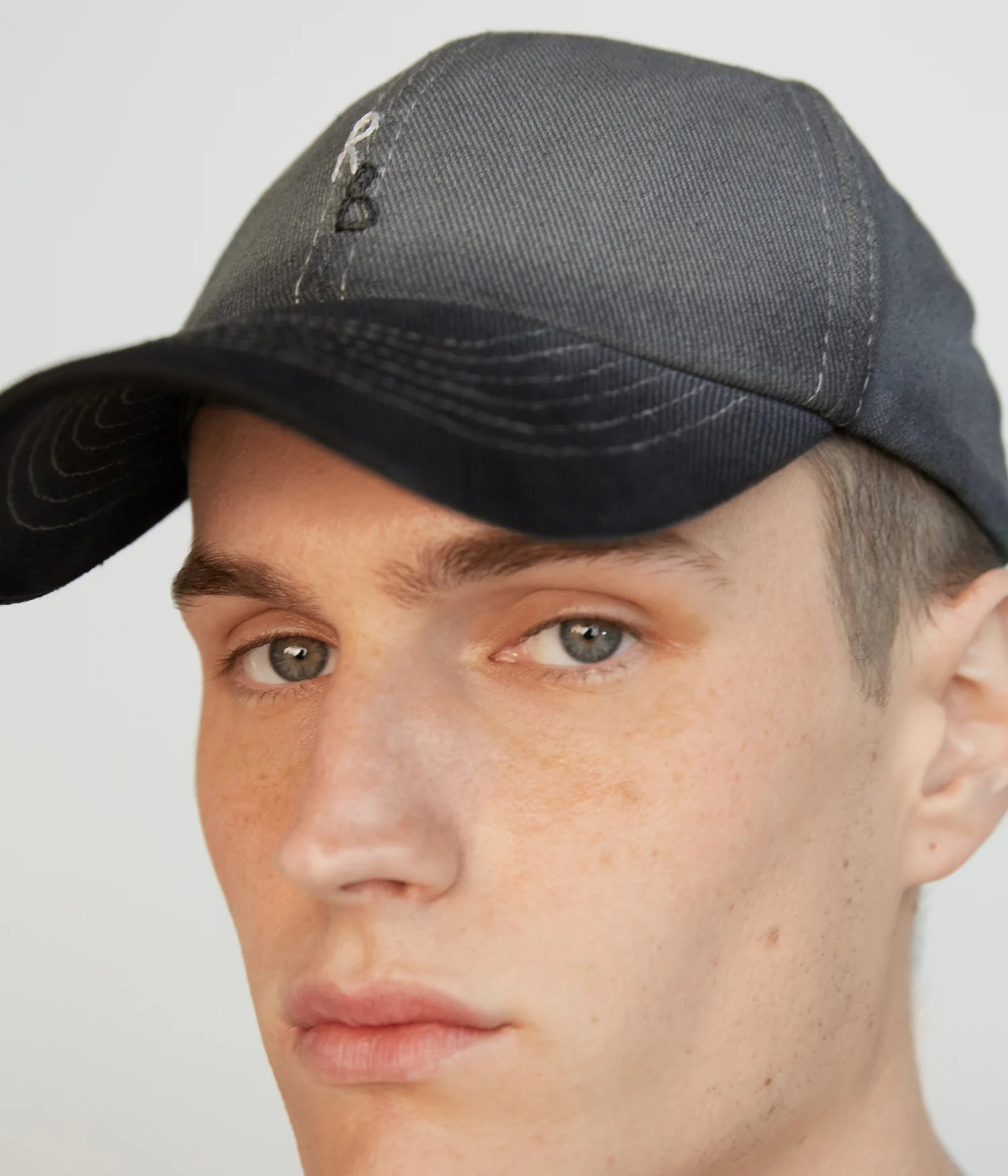 BASEBALL CAP IN WASHED GREY